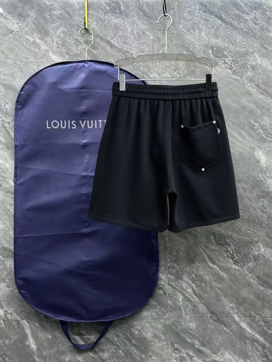 Balenciaga's three-standard complete 2026 summer New Arrival men's casual shorts, advanced custom-made Breathable fabric, Breathable fabric, extremely stretchy and comfortable, impeccable details, top-grade accessories, original logo design concept, delicate and soft feel! The upper body fit is awesome! Size: M-XXXL Please state your height and weight when ordering